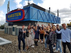 Team viert opening van het nieuwe reclamebord op het dak van Karsten International